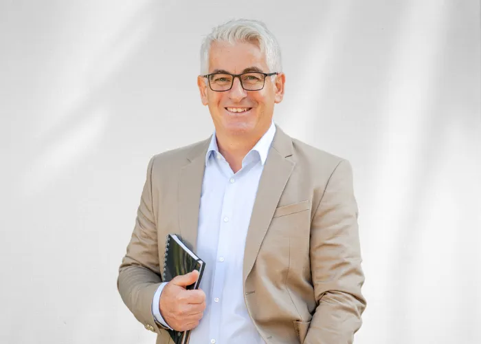 Mann mit Buch in der Hand